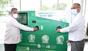 Primera máquina que intercambia envases y botellas por recarga en el ticket del Metro se estrena en Moviclaje